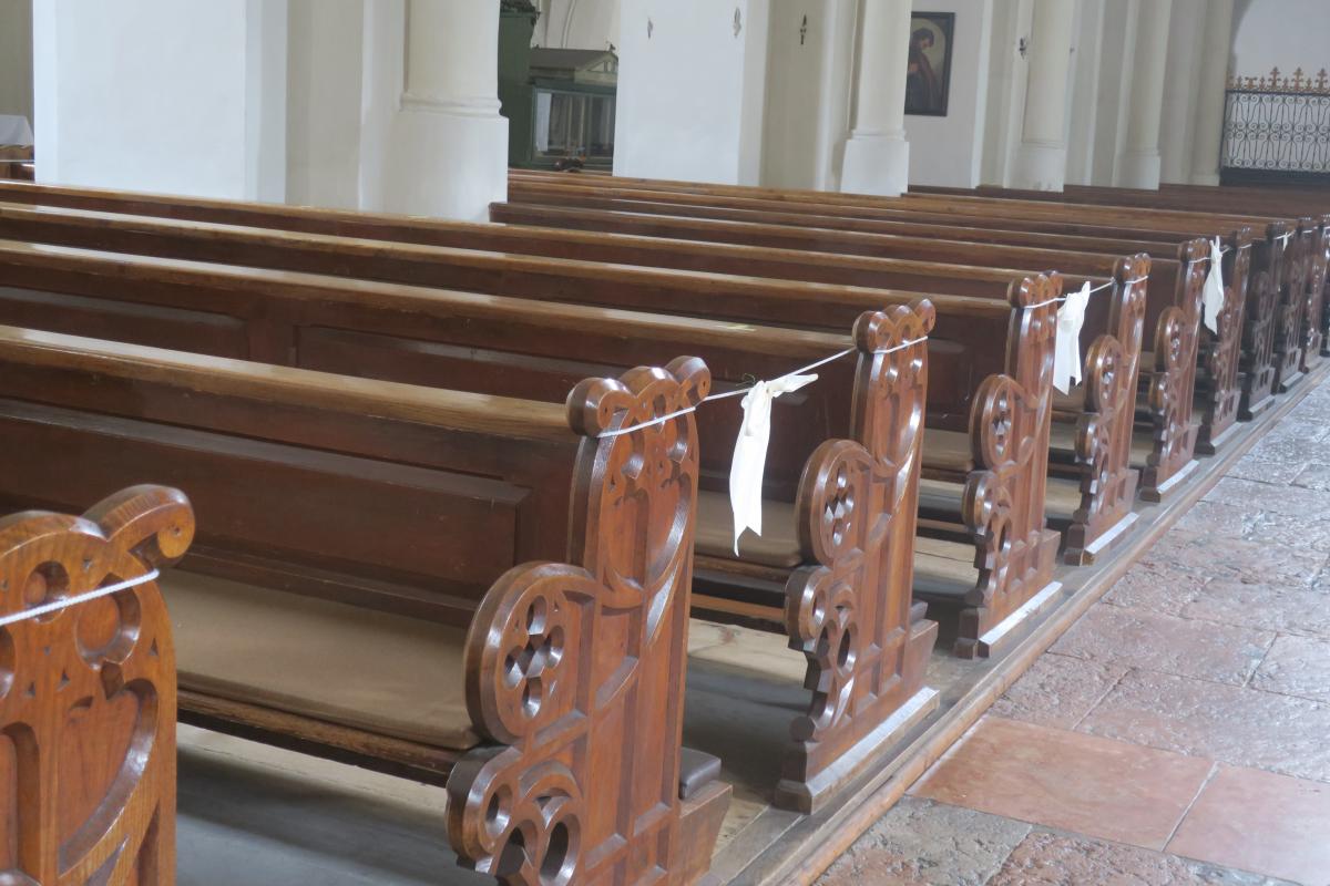 Abgesperrte Kirchenbänke Abgesperrte Kirchenbänke