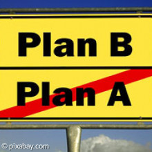 Straßenschild Plan A (durchgestrichen) und Plan B