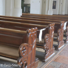 Kirchenbänke prepariert für die Pademiesituation