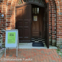 Offene Backstein-Kirche