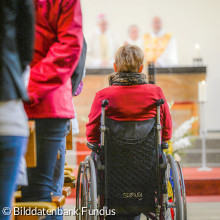 Rollstuhlfahrerin bei einem Gottesdienst