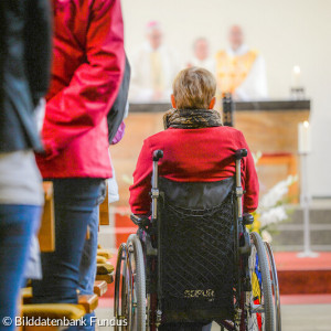 Rollstuhlfahrerin bei einem Gottesdienst