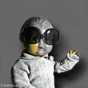 Puppe mit Sonnenbrille