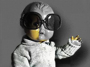 Babypuppe mit Sonnenbrille / Foto: stefane / pixelio.de